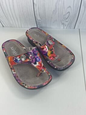Alegria Carina Iris CAR-135 floral leather thong sandals Size 37. (6.5/7)